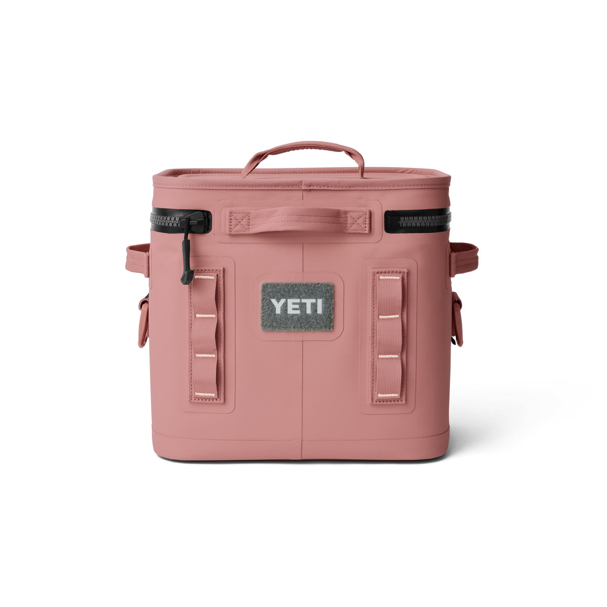 Die YETI® Kühltasche Hopper Flip® 12 in Sandstone Pink verfügt über Tragegriffe oben und an den Seiten, einen Reißverschluss und einen großen Logoaufnäher auf der Vorderseite. Diese rechteckige Soft-Kühltasche von YETI ist für maximale Portabilität ausgelegt.