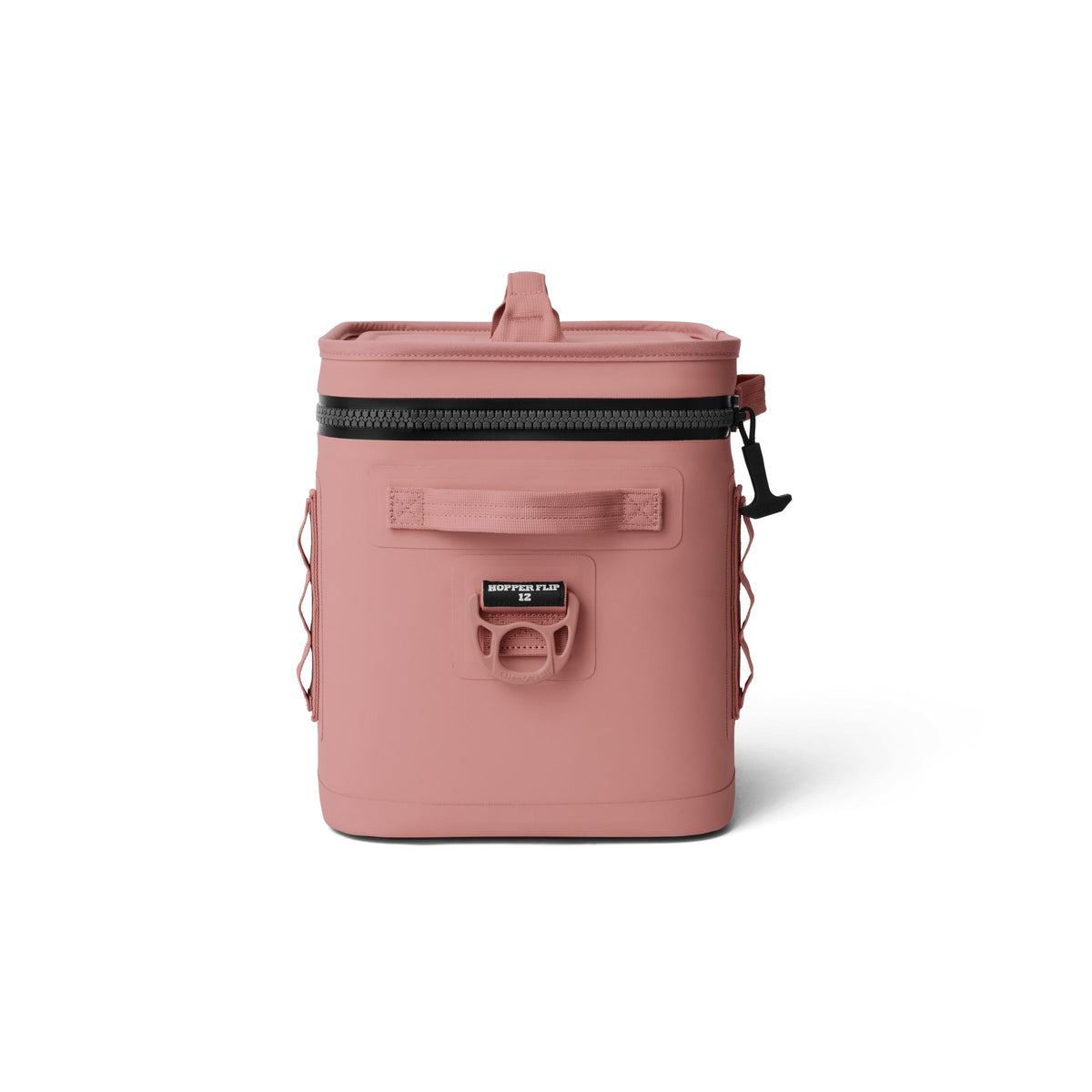 Die YETI® Kühltasche Hopper Flip® 12 in Sandstone Pink hat eine rechteckige Form, einen schwarzen Reißverschluss, einen Griff an der Vorderseite, seitliche Netztaschen und ein "HOPPER FLIP 12"-Label auf der Vorderseite - auf weißem Hintergrund.