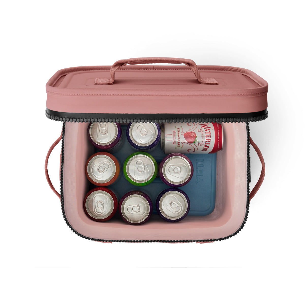 Die YETI® Kühltasche Hopper Flip® 12 in Sandstone Pink ist eine kompakte, weiche Kühltasche mit Reißverschluss, die zehn verschiedene Dosen und einen blauen Kühlakku enthält - ideal für alle, die YETI-Stil und Komfort suchen.
