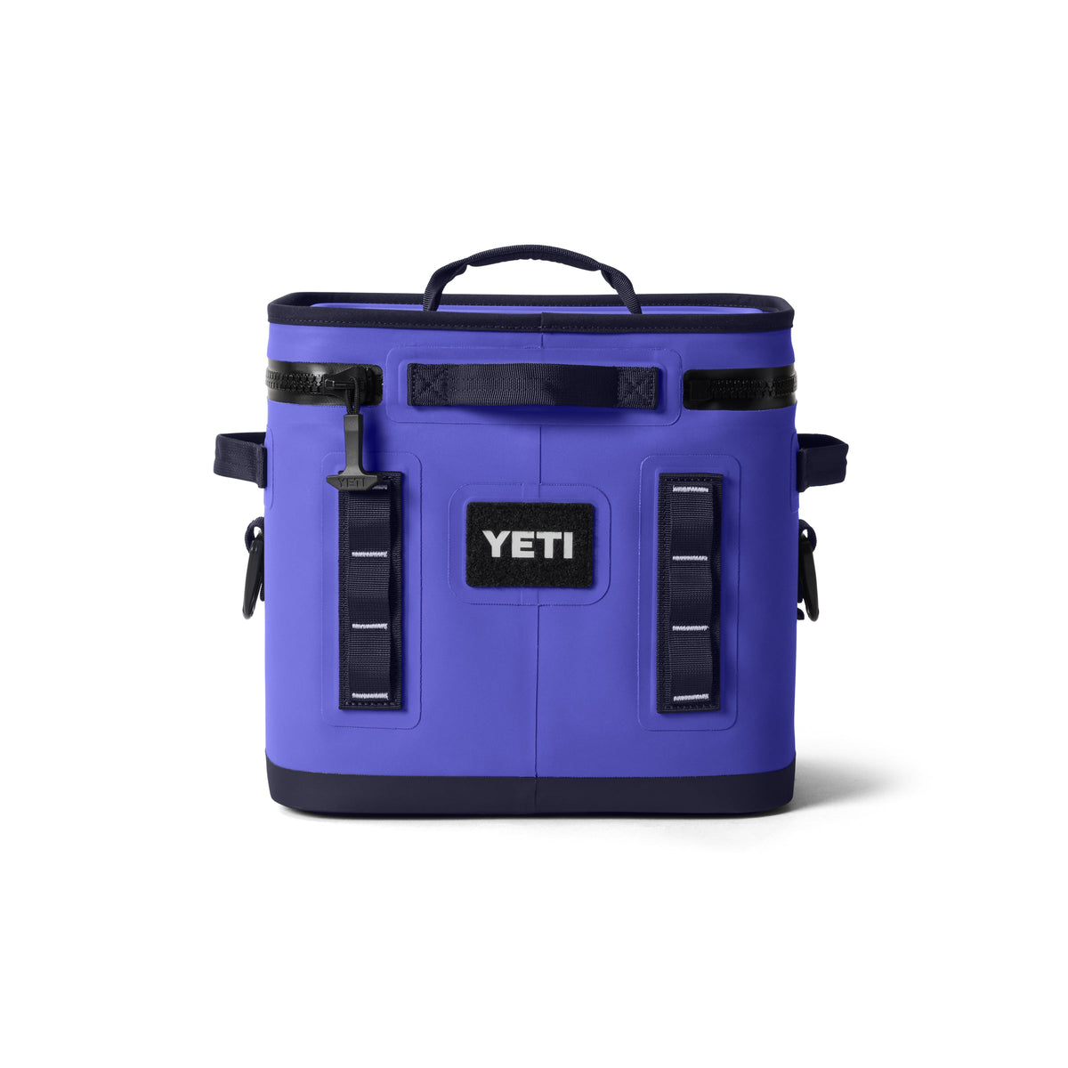 Die YETI® Kühltasche Hopper Flip® 12 - Ultramarine Violett verfügt über einen schwarzen Reißverschluss, einen Griff an der Oberseite, Befestigungspunkte an der Vorderseite und an den Seiten sowie ein markantes YETI-Logo in Ultramarine auf der Vorderseite.