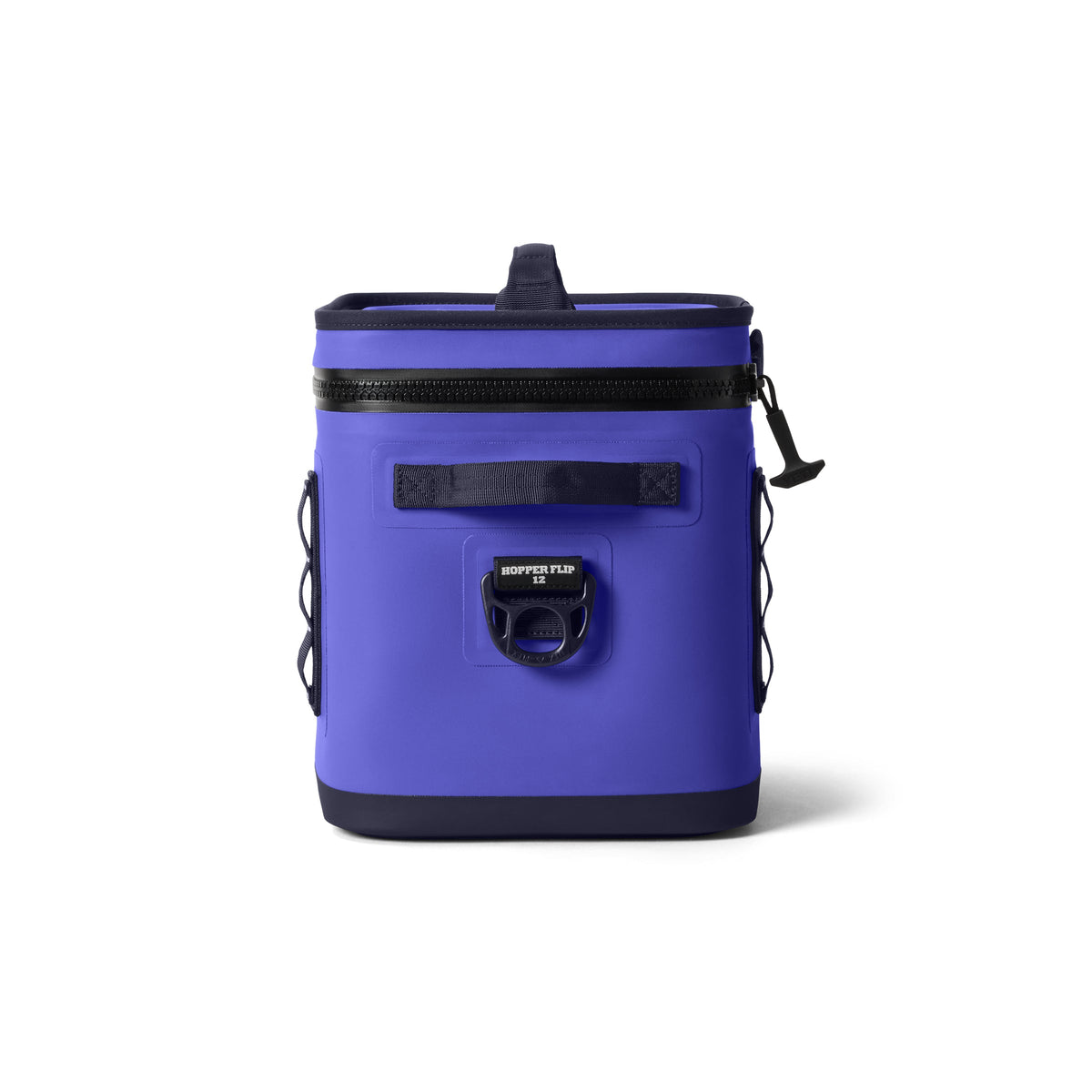 Eine blaue, rechteckige YETI® Kühltasche Hopper Flip® 12 in Ultramarine Violett mit schwarzem Reißverschluss, oberem Griff und seitlichen Netztaschen ist auf weißem Hintergrund abgebildet; das Etikett auf der Vorderseite lautet Hopper Flip 12.