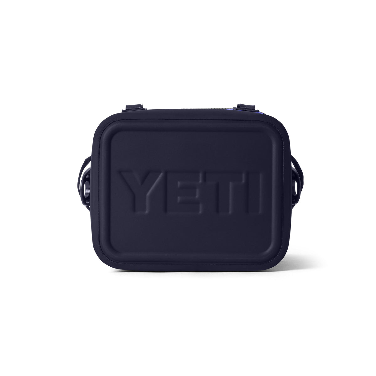 Die YETI® Kühltasche Hopper Flip® 12 in Ultramarine Violett verfügt über ein weiches Design, ein geprägtes YETI-Logo, einen Schultergurt und blaue Reißverschlüsse, die auf der Vorderseite vor einem weißen Hintergrund angebracht sind.