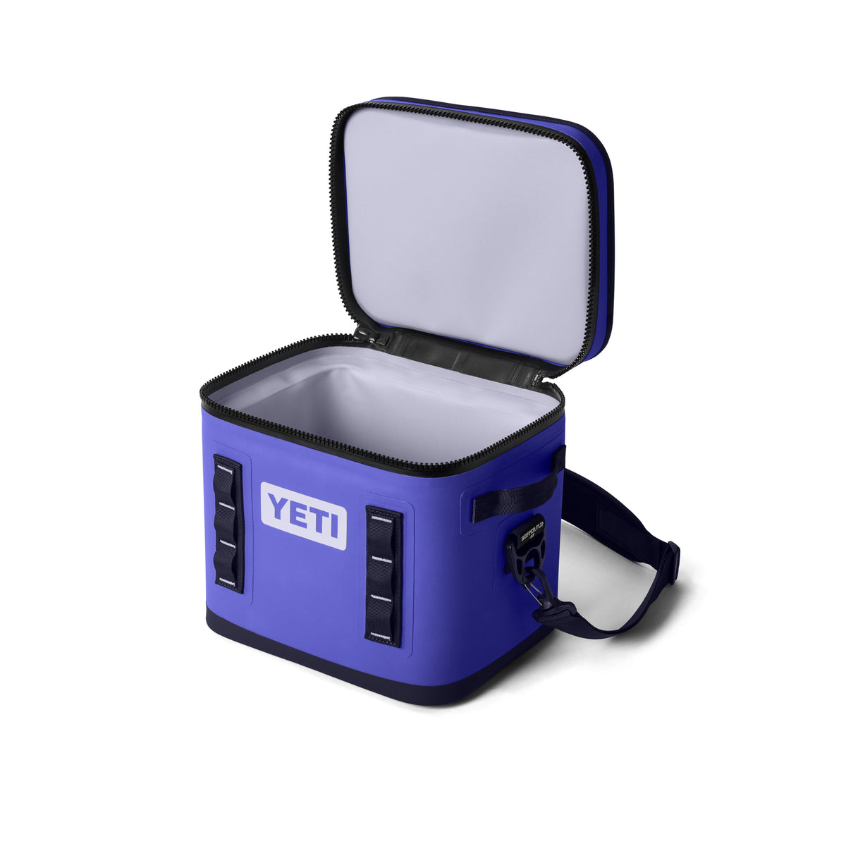 Die YETI® Kühltasche Hopper Flip® 12 in Ultramarine Violett mit schwarzem Riemen ist geöffnet und zeigt ihr geräumiges, isoliertes Inneres vor einem klaren weißen Hintergrund.
