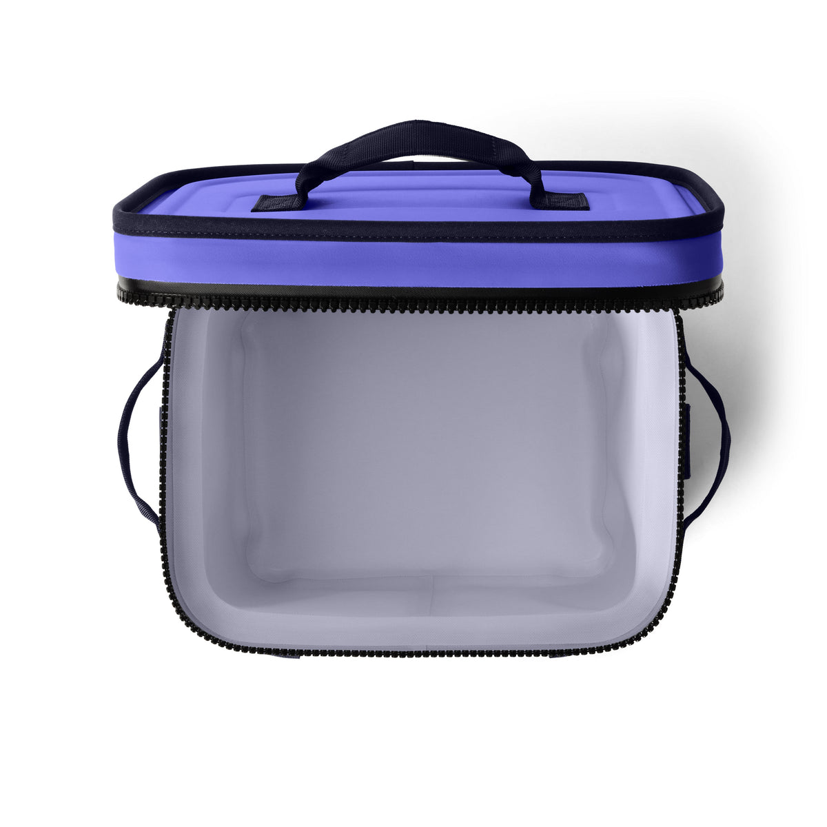 Die YETI® Kühltasche Hopper Flip® 12 - Ultramarine Violett ist eine rechteckige Kühltasche mit blauem Deckel, schwarzem Reißverschluss und Griffen am Deckel und an den Seiten, die von oben geöffnet vor einem weißen Hintergrund gezeigt wird.