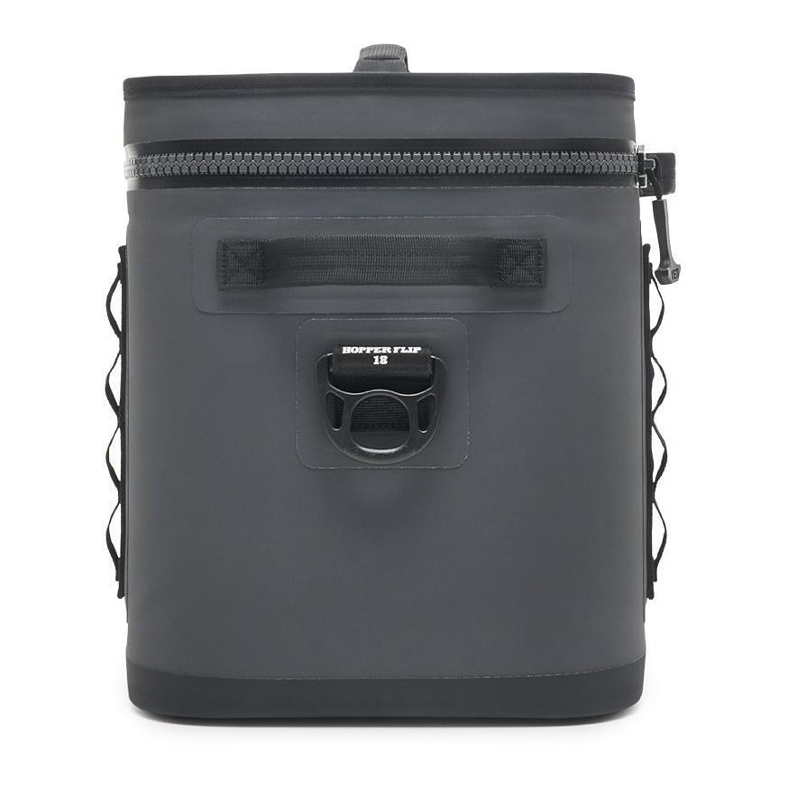 Die YETI® Kühltasche Hopper Flip® 18 - Charcoal ist eine rechteckige, graue Soft-Kühlbox mit Reißverschluss oben, schwarzem Seitennetz und einem Griff vorne. Die minimalistische YETI Tasche steht aufrecht auf einem weißen Hintergrund.