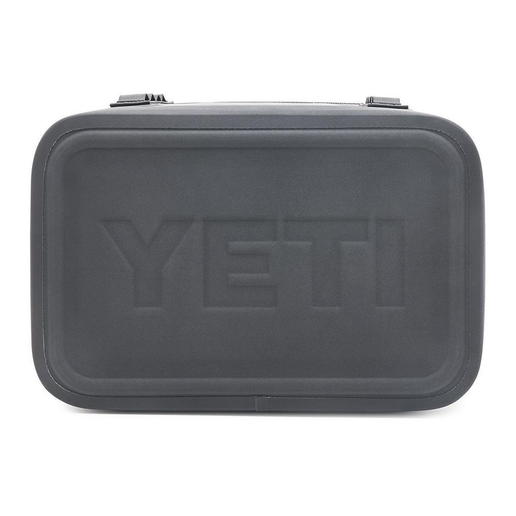 Die YETI® Kühltasche Hopper Flip® 18 in Charcoal ist eine rechteckige Hartschalenkiste mit abgerundeten Ecken, die mit dem YETI-Branding auf dem vorderen Deckel und zwei sicheren schwarzen Verschlüssen auf der Oberseite versehen ist, inspiriert von der charakteristischen Langlebigkeit des Unternehmens.