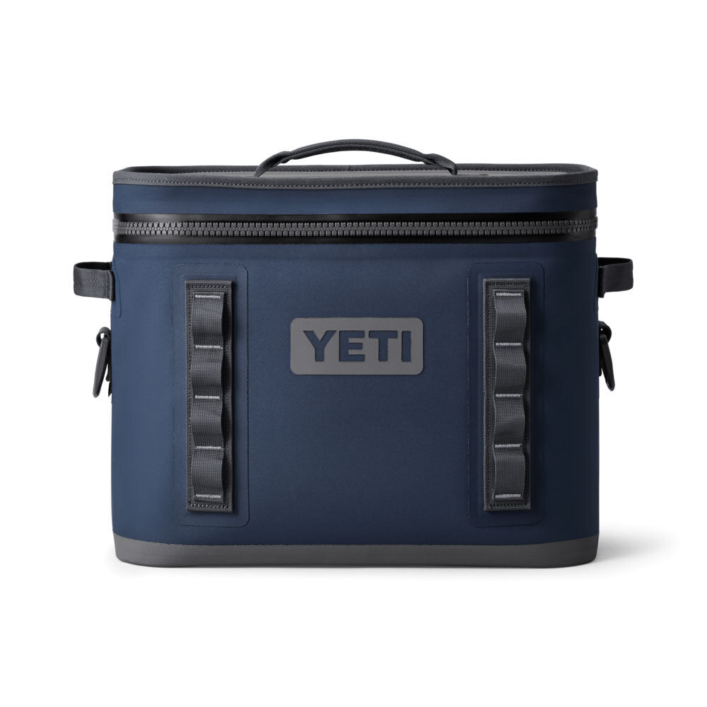 Die YETI® Kühltasche Hopper Flip® 18 in Navy verfügt über einen grauen Reißverschluss, einen Tragegriff, seitliche Gurte und einen Logoaufnäher auf der Vorderseite - die ideale Soft-Side-Kühltasche für jedes Abenteuer.
