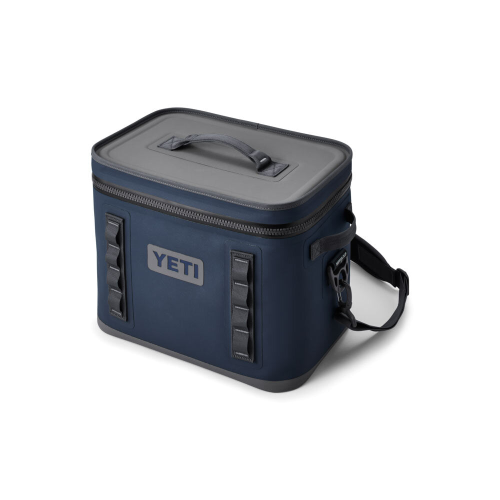 Die YETI® Kühltasche Hopper Flip® 18 in Navy hat eine rechteckige Form, einen grauen Deckel mit Reißverschluss, einen seitlichen Griff und einen schwarzen Schultergurt, abgebildet auf einem weißen Hintergrund.
