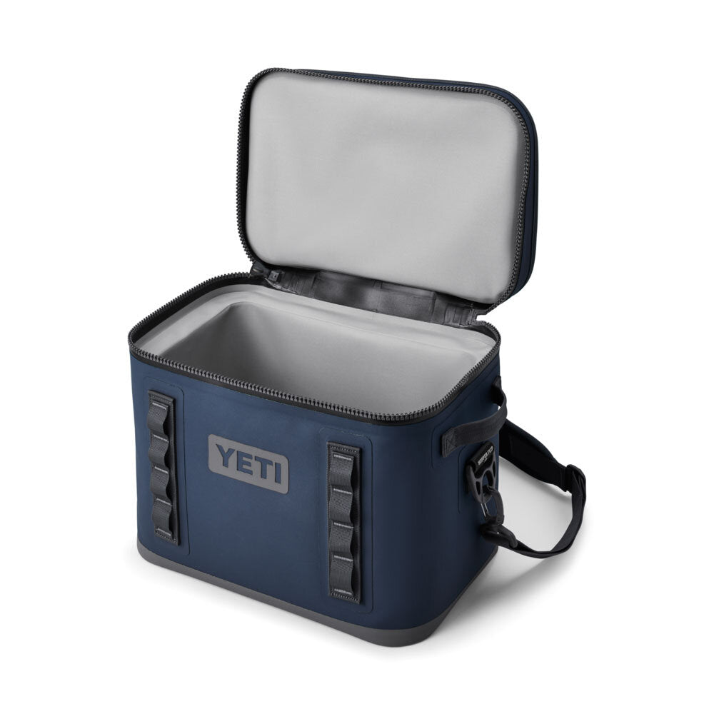 Die YETI® Kühltasche Hopper Flip® 18 in Navy verfügt über einen grau isolierten Innenraum, einen wasserdichten Reißverschluss, einen Tragegurt und MOLLE-Gewebe - ideal für jedes Abenteuer. Diese geräumige weiche Kühltasche von YETI hält den Inhalt kalt, wo immer Sie hingehen.