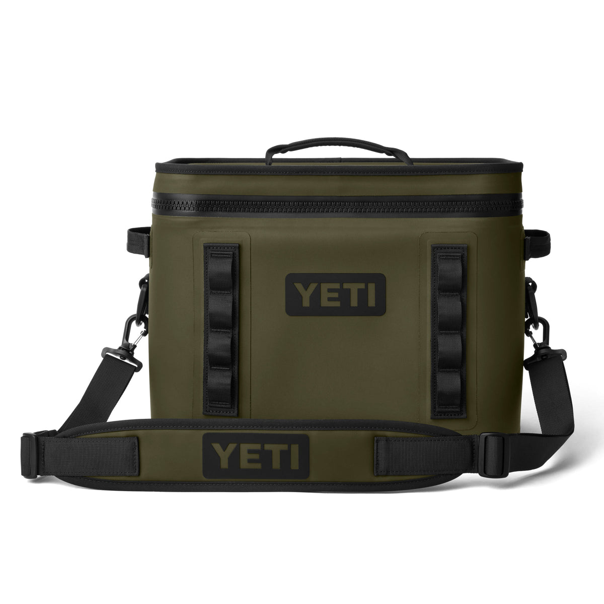 Die YETI® Kühltasche Hopper Flip® 18 in Olive verfügt über einen Schultergurt, schwarze Griffe und YETI-Logoaufnäher auf der Vorderseite und dem Gurt, die auf weißem Hintergrund zu sehen sind.