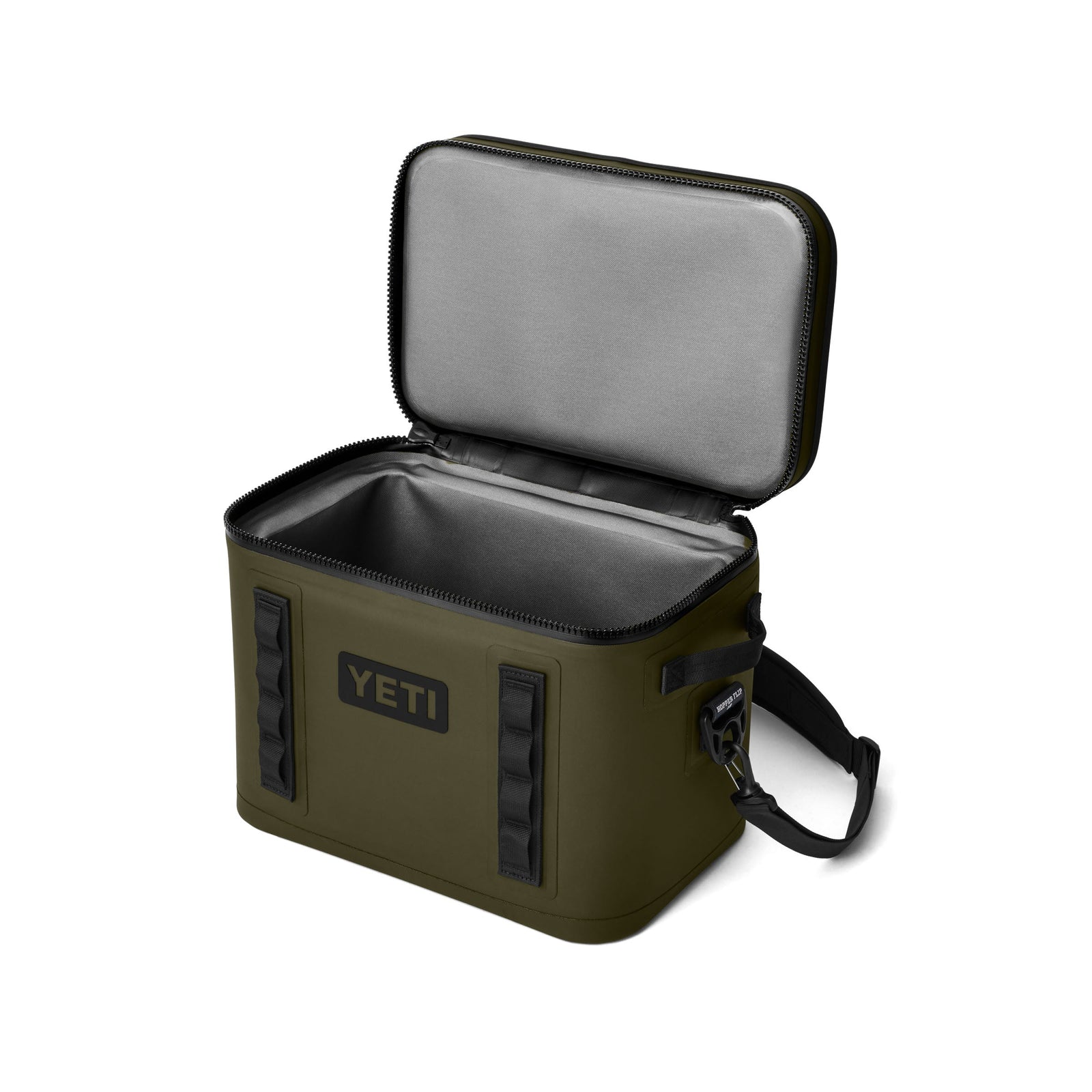 Die YETI® Kühltasche Hopper Flip® 18 in Olive hat einen weit zu öffnenden Deckel mit Reißverschluss, einen grauen isolierten Innenraum, schwarze Seitengriffe und einen abnehmbaren Schultergurt, abgebildet auf weißem Hintergrund.