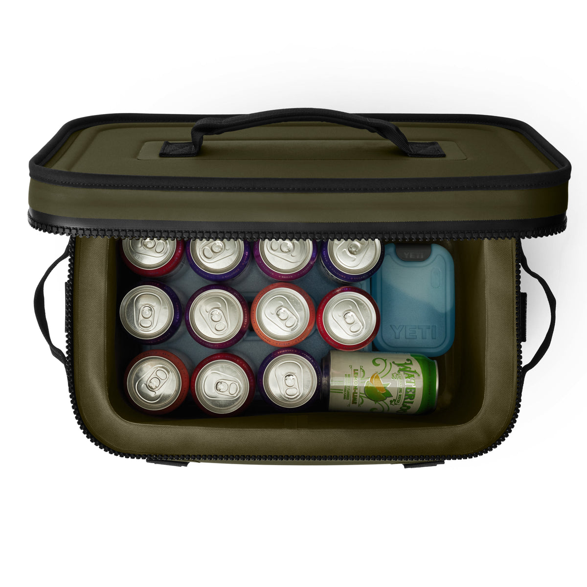 Draufsicht auf eine offene YETI® Kühltasche Hopper Flip® 18 in Olive, gefüllt mit verschiedenen Getränkedosen (silber/rot, grün/silber) und einem blauen Kühlakku auf der rechten Seite.