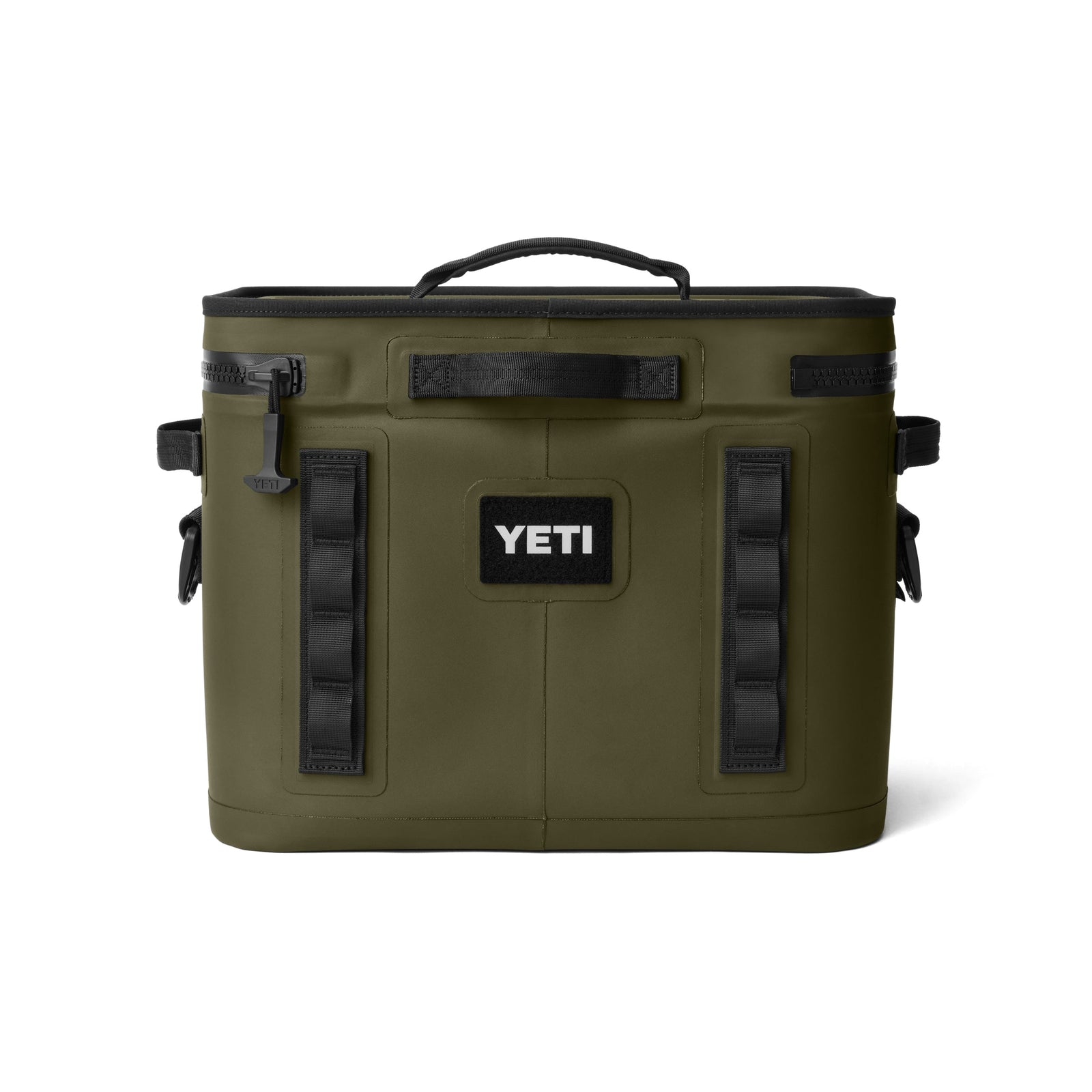 Die YETI® Kühltasche Hopper Flip® 18 - Olive ist eine robuste, rechteckige Soft-Kühltasche mit schwarzem Reißverschluss, oberem Griff, zwei vertikalen Riemen auf der Vorderseite und einem prominent platzierten YETI-Logo.