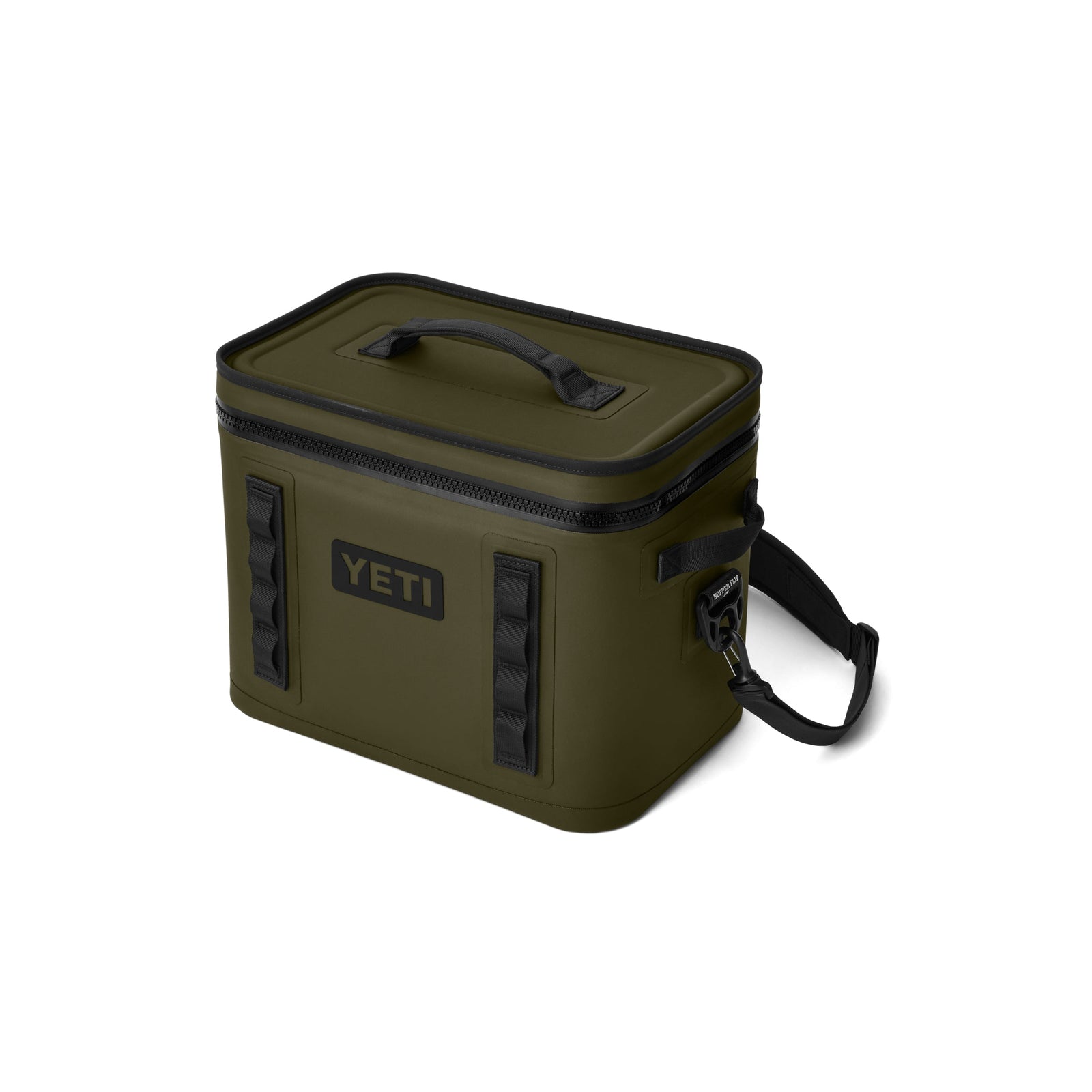 Die YETI® Kühltasche Hopper Flip® 18 in Olive verfügt über einen Griff an der Oberseite, einen abnehmbaren Schultergurt, einen schwarzen Reißverschluss und ein schwarzes YETI-Logo auf der Vorderseite, das auf weißem Hintergrund zu sehen ist.