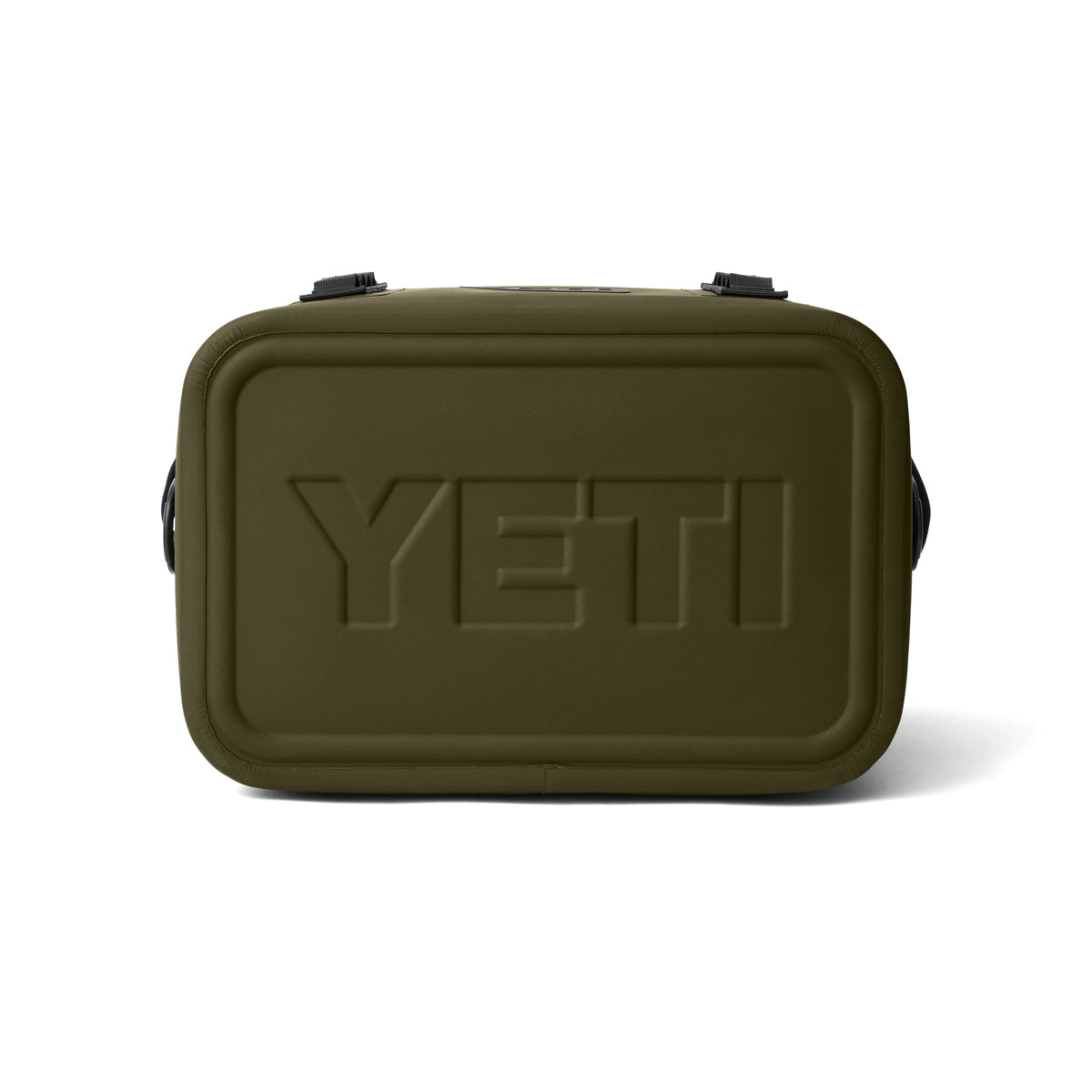 Die YETI® Kühltasche Hopper Flip® 18 in oliv ist eine rechteckige weiche Kühltasche, die von vorne mit einem großen geprägten YETI-Logo und schwarzen Clips an der Oberseite zu sehen ist.