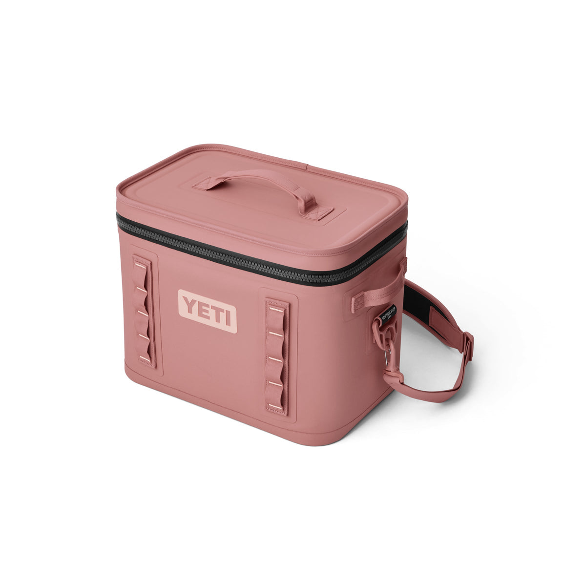 Die YETI® Kühltasche Hopper Flip® 18 in Sandstone Pink ist eine rechteckige, weiche Kühltasche mit einem Deckel mit Reißverschluss, einem seitlichen Griff und einem verstellbaren Schultergurt auf weißem Hintergrund.