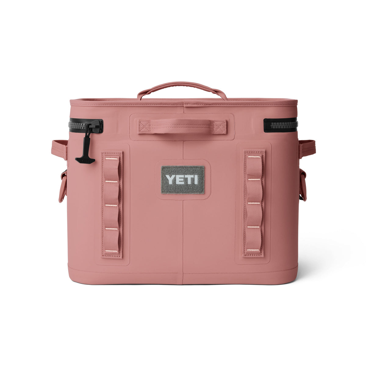 Die YETI® Kühltasche Hopper Flip® 18 in Sandstone Pink verfügt über ein weiches Seitendesign, einen Griff an der Oberseite, seitliche Griffe, Schlaufen an der Vorderseite und einen Reißverschluss, der sich auf einem schlichten weißen Hintergrund abzeichnet.