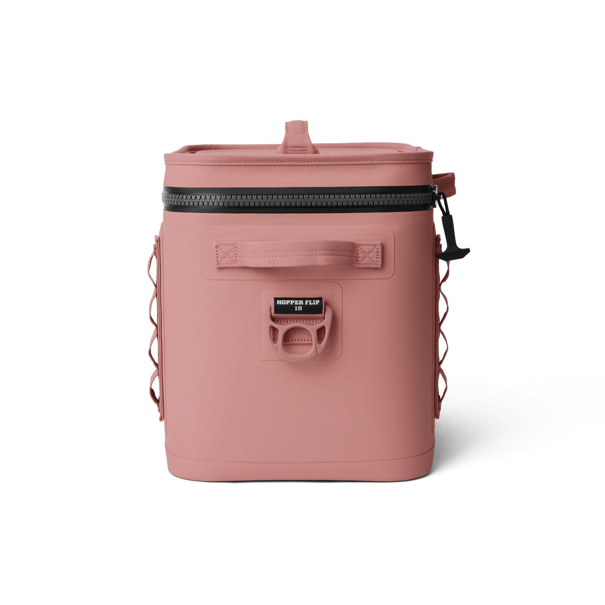 Die YETI® Kühltasche Hopper Flip® 18 in Sandstone Pink ist eine robuste, rechteckige Soft-Kühlbox mit einem Deckel mit Reißverschluss, seitlichen Griffen, einem Frontverschluss und seitlichen Netztaschen - ideal für alle Ihre Abenteuer.