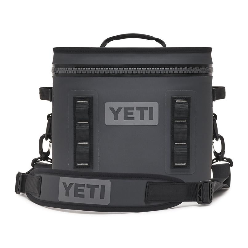 Die YETI® Kühltasche Hopper Flip® 8 in Charcoal verfügt über einen Reißverschluss, einen Tragegriff, einen verstellbaren Schultergurt und MOLLE-Punkte mit dem YETI-Logo auf der Vorderseite und dem Gurt dieser stilvollen Kühltasche.