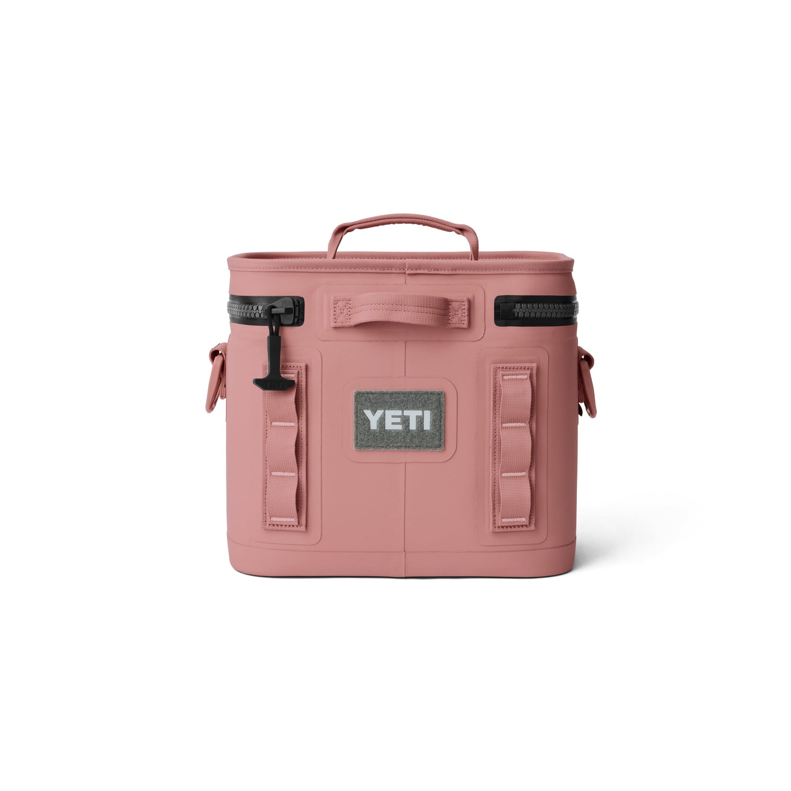 Die YETI® Kühltasche Hopper Flip® 8 in Sandstone Pink verfügt über Tragegriffe oben und an den Seiten, einen Logoaufnäher auf der Vorderseite, einen großen Deckel mit Reißverschluss und ein robustes, rechteckiges Design - ideal für Abenteuer.