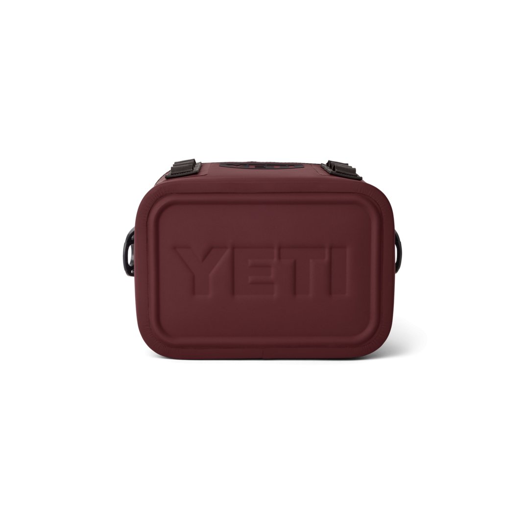 Die YETI® Kühltasche Hopper Flip® 8 in Wild Vine Red ist von vorne zu sehen, mit dem Schriftzug "YETI" auf der Platte und schwarzen Schnallen und Riemen an den Seiten und oben.