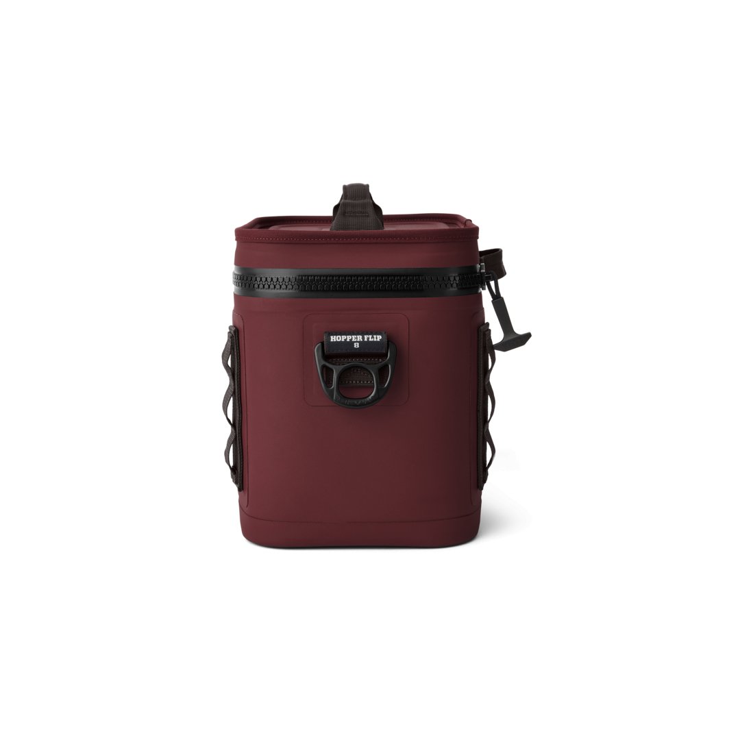 Die YETI® Kühltasche Hopper Flip® 8 in Wild Vine Red steht aufrecht vor einem weißen Hintergrund. Sie hat eine rechteckige Form, einen Reißverschluss oben, seitliche Griffe und einen Frontverschluss.