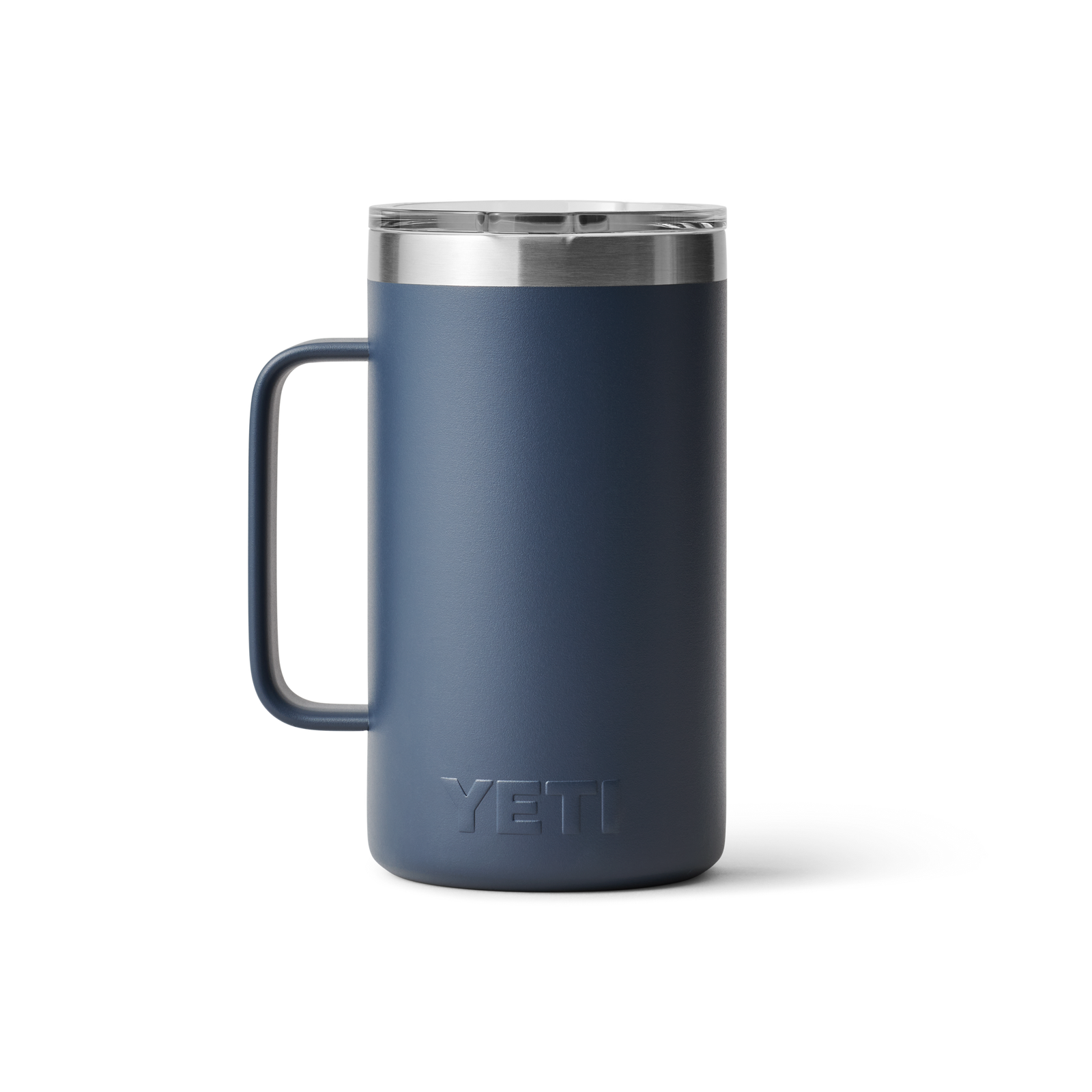 Der YETI® Krug Rambler 24 Oz in Navy verfügt über einen Griff, einen Edelstahldeckel und ein mattes Finish. Das geprägte YETI-Logo in der Nähe des Bodens macht diesen isolierten Edelstahlbecher camping-sicher, abgebildet auf einem schlichten weißen Hintergrund.