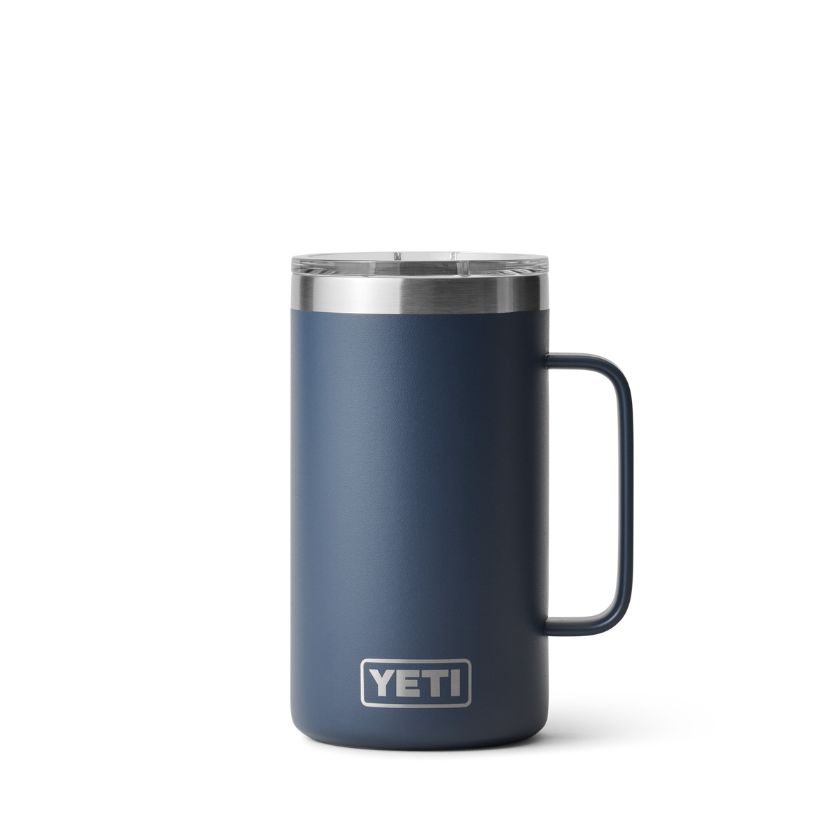 Der YETI® Krug Rambler 24 Oz in navy, mit Griff und Edelstahlrand, ist auf einem schlichten weißen Hintergrund abgebildet. Dieser camping-sicher isolierte Edelstahlbecher zeigt das YETI-Logo in der Nähe des Bodens.