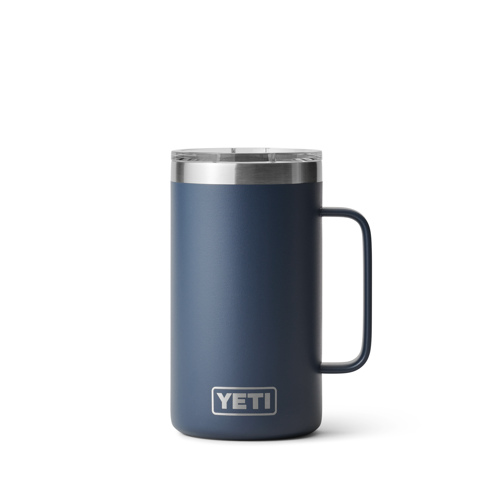 Der YETI® Krug Rambler 24 Oz in navy, mit Griff und Edelstahlrand, ist auf einem schlichten weißen Hintergrund abgebildet. Dieser camping-sicher isolierte Edelstahlbecher zeigt das YETI-Logo in der Nähe des Bodens.