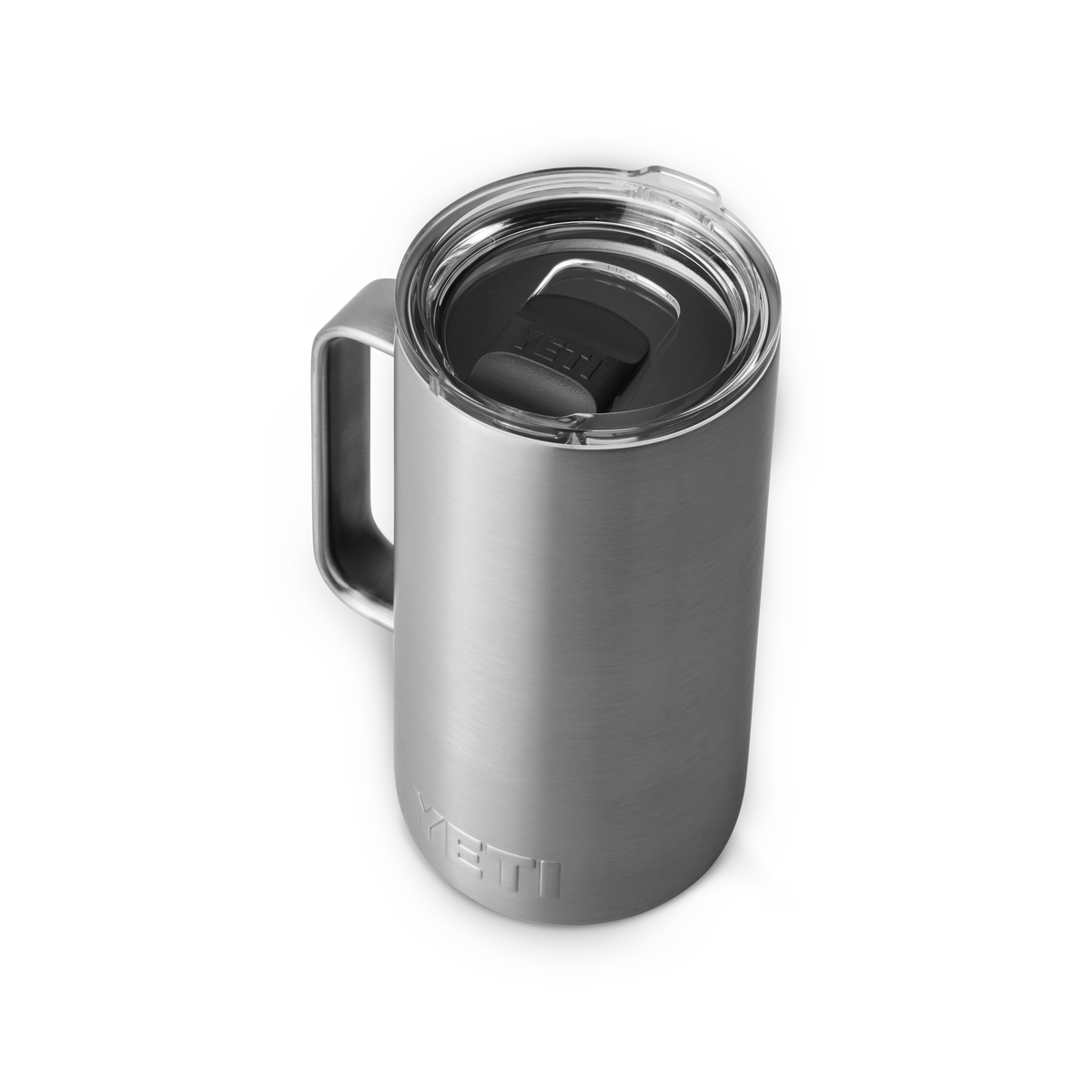 Der YETI® Krug Rambler 24 Oz ist ein Reisebecher aus rostfreiem Stahl mit Henkel, mattem Finish, durchsichtigem Kunststoffdeckel mit schwarzem Schiebeverschluss und "YETI"-Prägung am Boden.