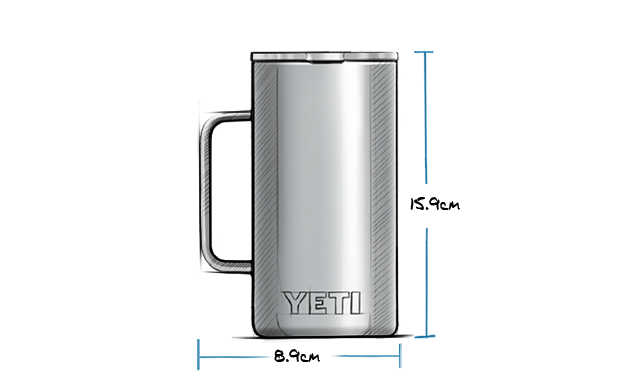 Der YETI® Krug Rambler 24 Oz aus Edelstahl mit Henkel steht aufrecht. Maße: 15,9 cm hoch, 8,9 cm breit. Das YETI Logo ist prominent auf der Vorderseite zu sehen.