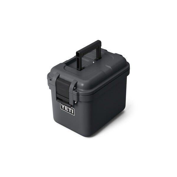 Die YETI® LoadOut GoBox 15 - Charcoal ist eine dunkelgraue Hartschalenbox mit schwarzem Griff und Frontverschluss auf weißem Hintergrund. Diese robuste, wasserfeste Box von YETI bewahrt Ihre wichtigsten Utensilien auf harten Abenteuern sicher auf.