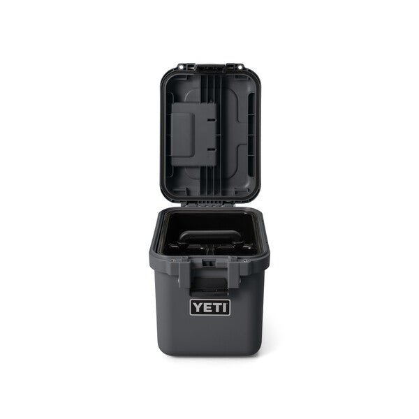 Eine YETI® LoadOut GoBox 15 - Charcoal ist offen mit leerem Innenraum abgebildet. Diese rechteckige, wasserfeste Box trägt das YETI-Logo auf der Vorderseite.