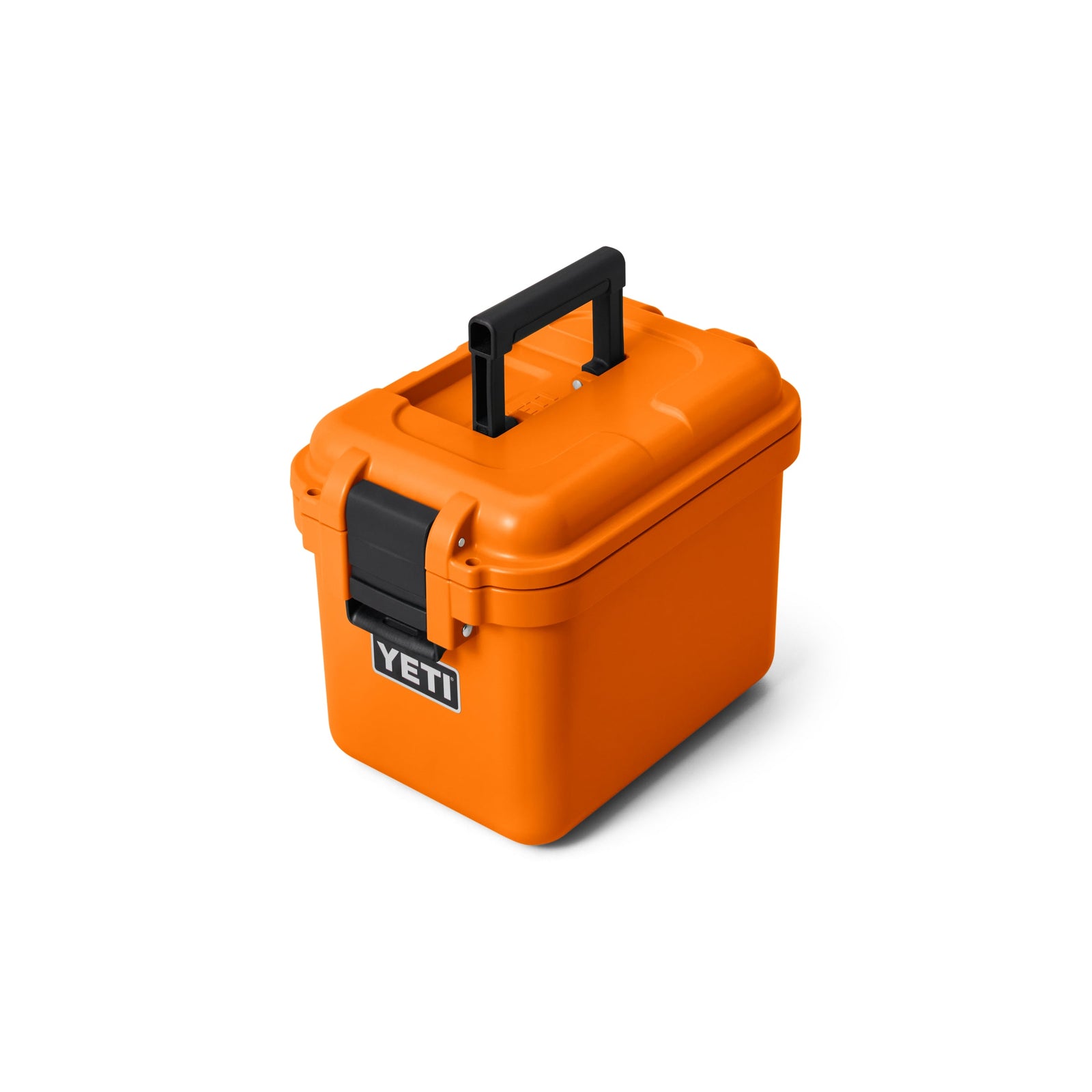 Die YETI® LoadOut GoBox 15 in King Crab Orange ist eine kompakte, robuste, wasserdichte Aufbewahrungsbox mit schwarzem Griff und Verschluss, die das YETI-Logo auf der Vorderseite trägt und auf weißem Hintergrund abgebildet ist.