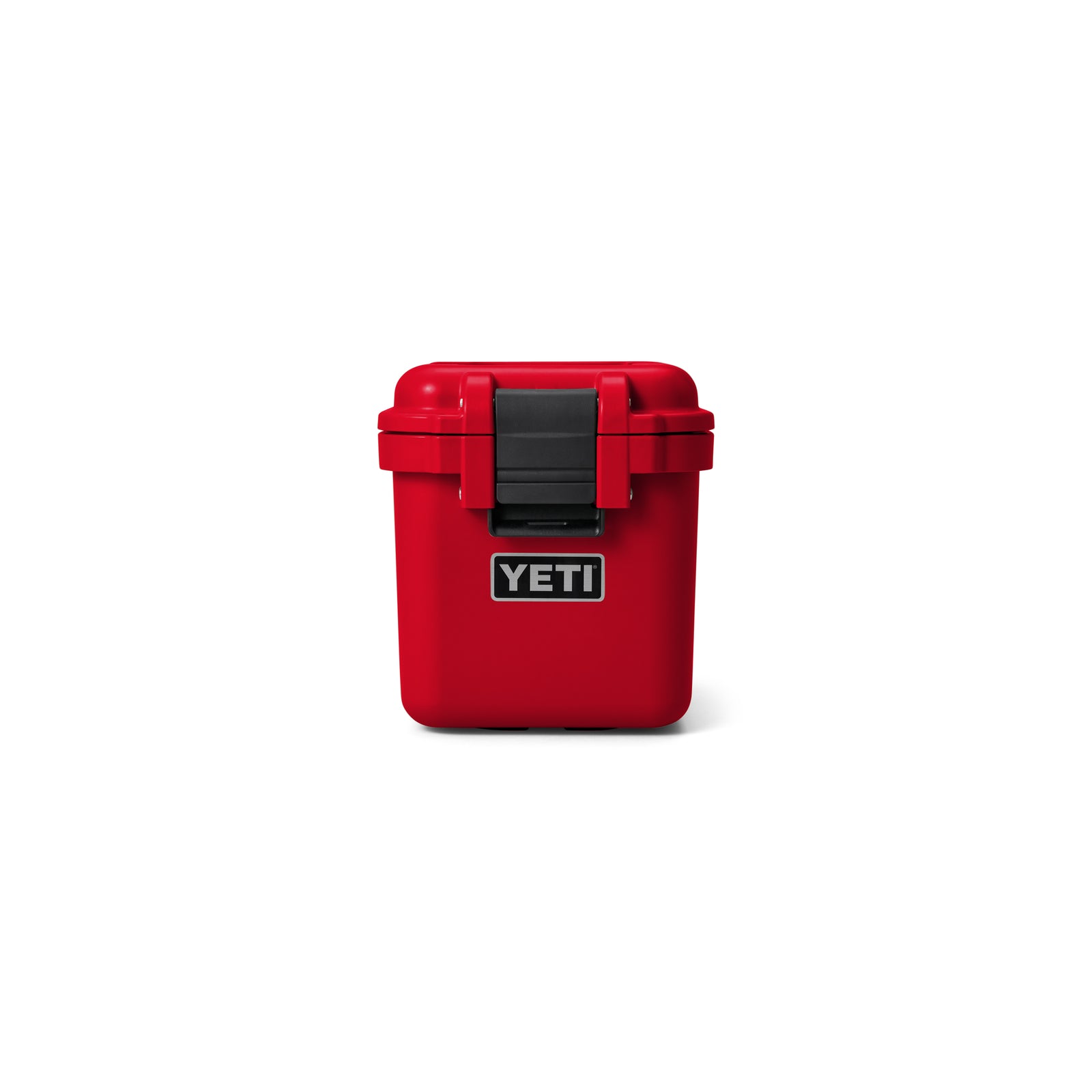 Eine YETI® LoadOut GoBox 15 - Rescue Red Hartschalenkühlbox mit schwarzem Verschluss und Griff, abgebildet mit der Vorderseite auf einem weißen Hintergrund. Das YETI-Logo ist auf dieser vielseitigen Outdoor-Stapelbox gut sichtbar.
