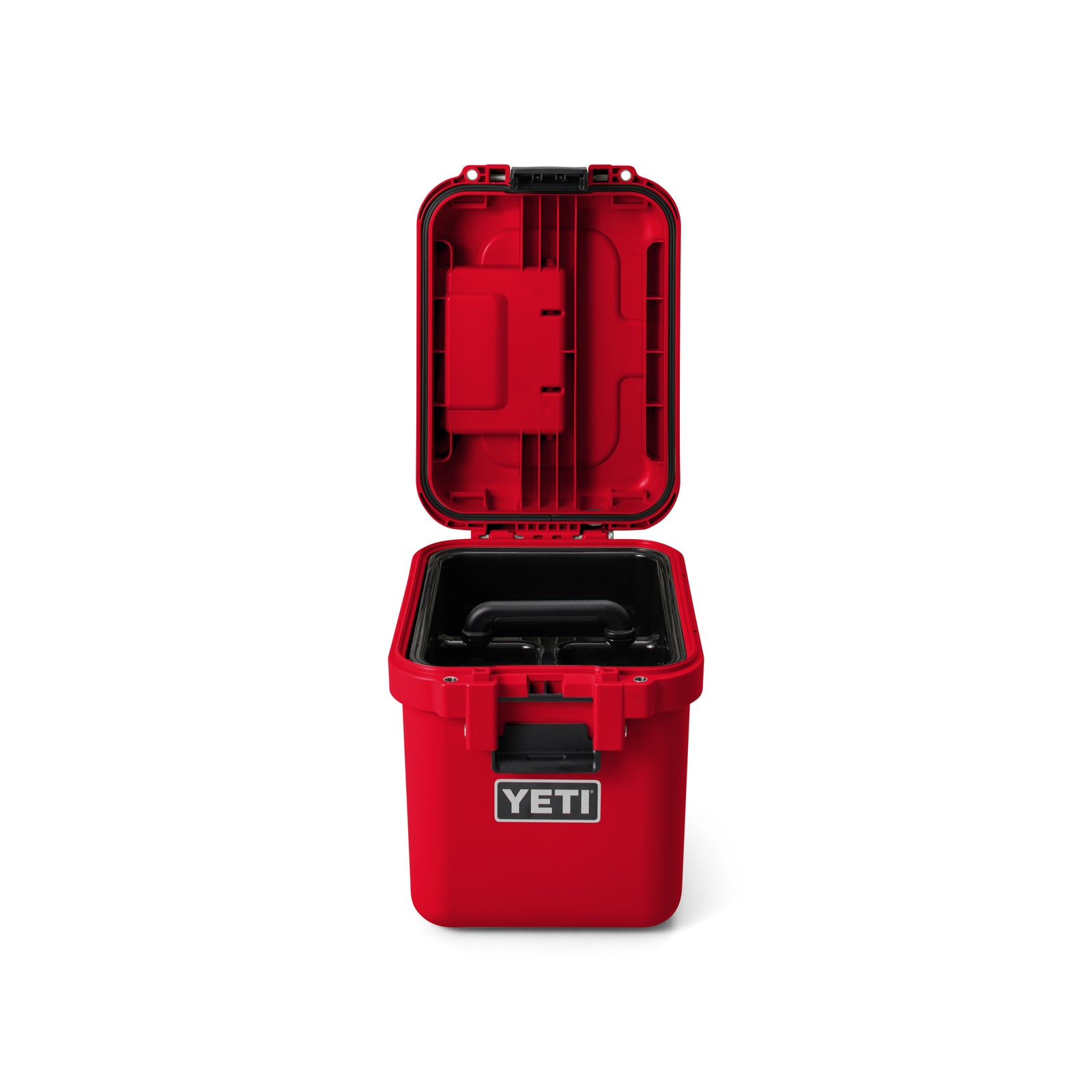 Eine YETI® LoadOut GoBox 15 - Rescue Red mit schwarzem Verschluss und offenem Deckel gibt den Blick auf ein schwarzes Innenfach und organisierte Rillen im Inneren des Deckels frei, alles vor einem weißen Hintergrund.