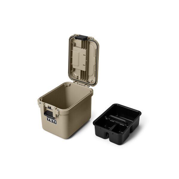 Eine YETI® LoadOut GoBox 15 - Tan liegt offen da und zeigt ihr geräumiges Inneres. Ein schwarzes, herausnehmbares Fach mit zwei Fächern aus der YETI-Box ist außen angebracht.
