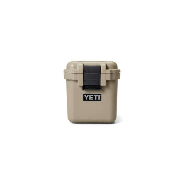 Die YETI® LoadOut GoBox 15 - Tan ist eine robuste Getriebebox mit schwarzen Verschlüssen und dem YETI-Logo, ideal für den robusten Transport, isoliert auf weißem Hintergrund dargestellt.