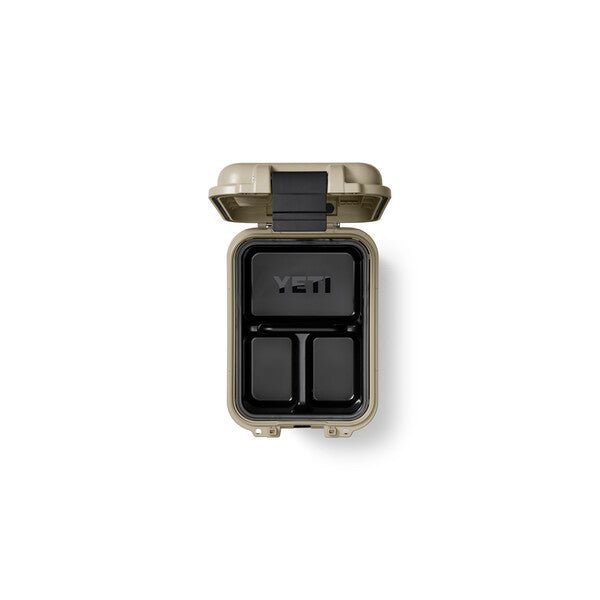 Eine hellbraune YETI® LoadOut GoBox 15 mit geöffnetem Deckel zeigt drei schwarze Fächer, die auf weißem Hintergrund zentriert sind.