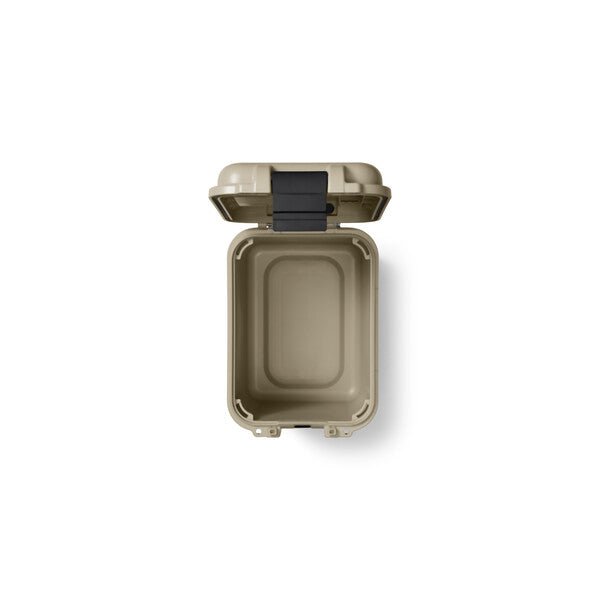 Draufsicht auf die YETI® LoadOut GoBox 15 - Tan mit geöffnetem Scharnierdeckel und schwarzer Frontverriegelung, leer vor weißem Hintergrund dargestellt.