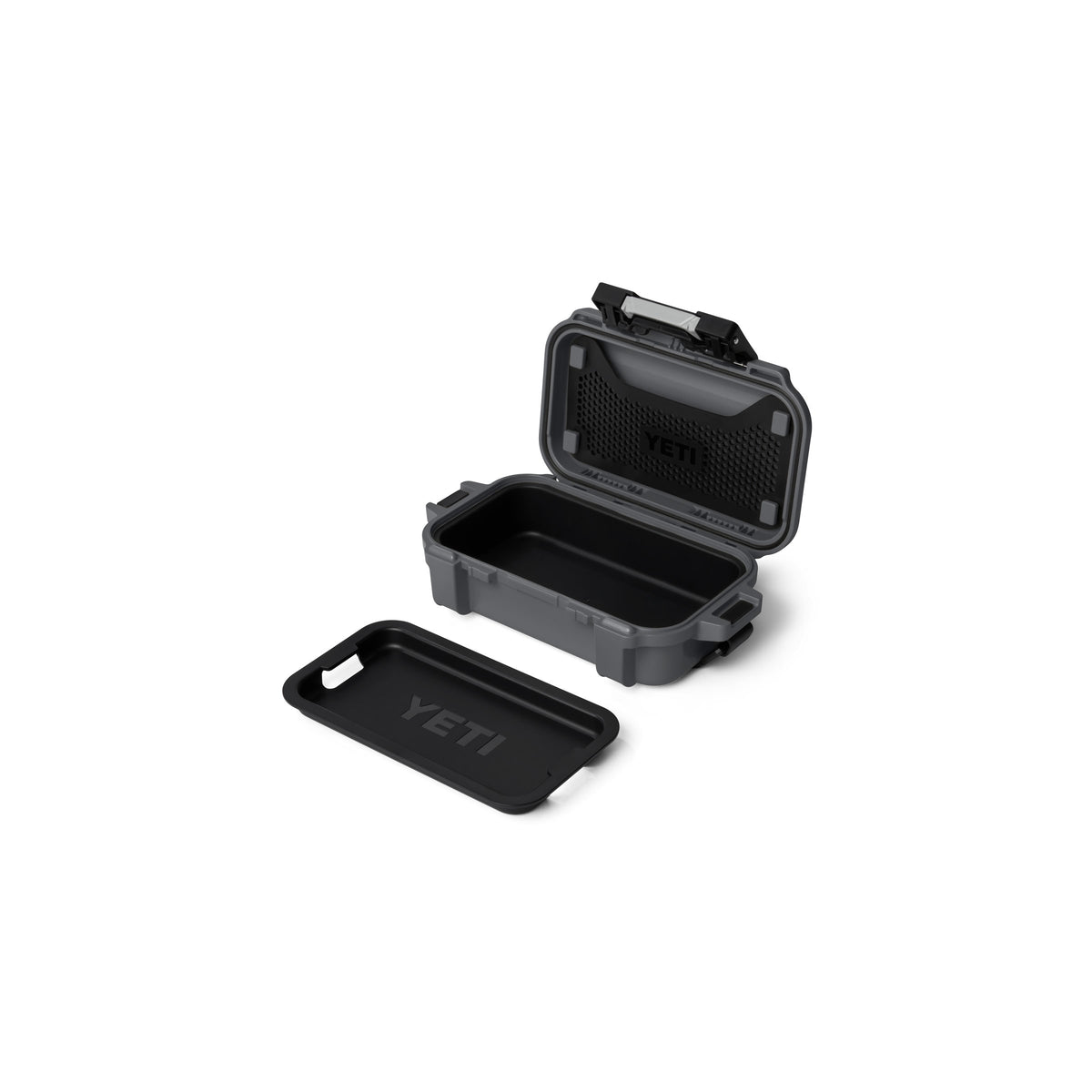Eine anthrazitfarbene YETI® LoadOut GoBox 1 Ausrüstungsbox von YETI ist geöffnet dargestellt, daneben befindet sich das herausnehmbare Innenfach, beide mit dem YETI-Logo. Diese wasserdichte Aufbewahrungsbox ist leer und steht vor einem weißen Hintergrund.