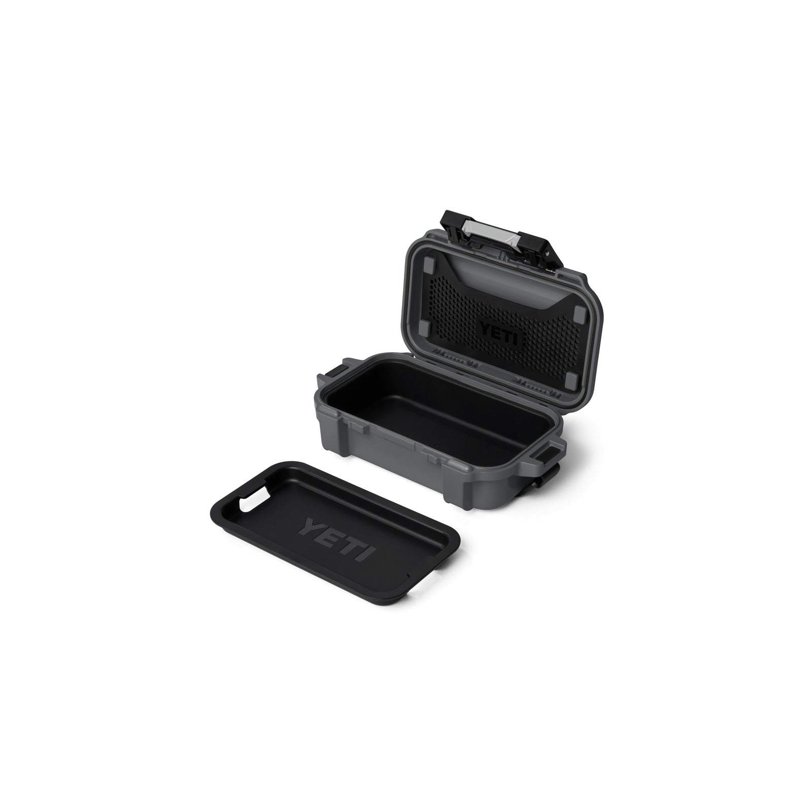 Eine anthrazitfarbene YETI® LoadOut GoBox 1 Ausrüstungsbox von YETI ist geöffnet dargestellt, daneben befindet sich das herausnehmbare Innenfach, beide mit dem YETI-Logo. Diese wasserdichte Aufbewahrungsbox ist leer und steht vor einem weißen Hintergrund.