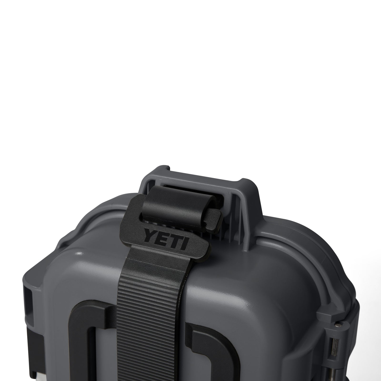Nahaufnahme der YETI® LoadOut GoBox 1 Ausrüstungsbox in Charcoal mit einem robusten schwarzen YETI-gekennzeichneten Verschluss und Riemen, von YETI für maximale Haltbarkeit und Schutz gegen die Elemente entwickelt. Schlichter weißer Hintergrund.