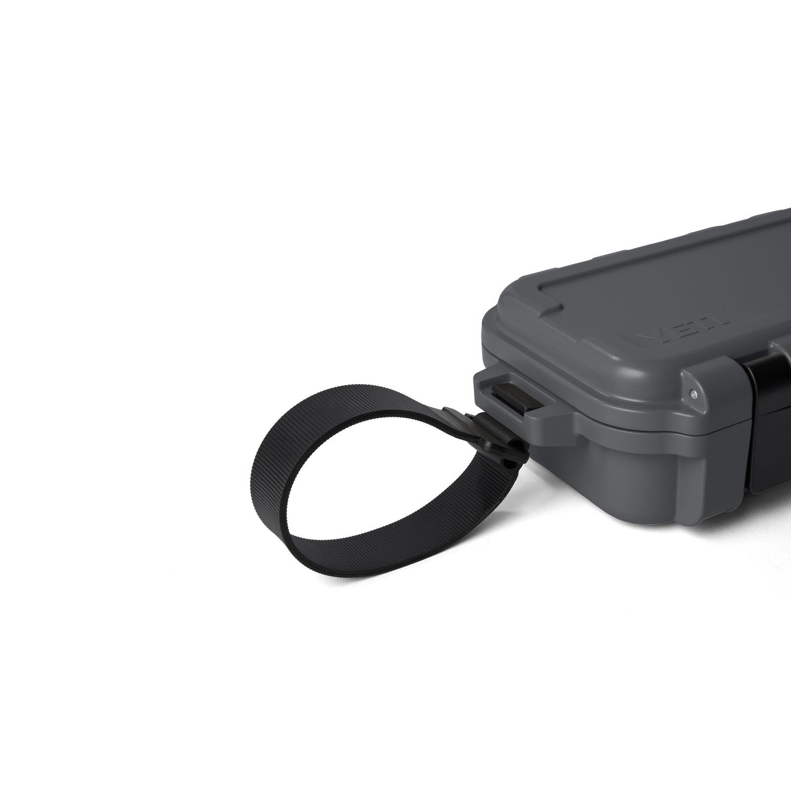 Die YETI® LoadOut GoBox 1 Ausrüstungsbox - Charcoal von YETI mit schwarzem Verschluss und Trageschlaufe ist als wasserdichte Aufbewahrungsbox perfekt für Outdoor-Abenteuer.