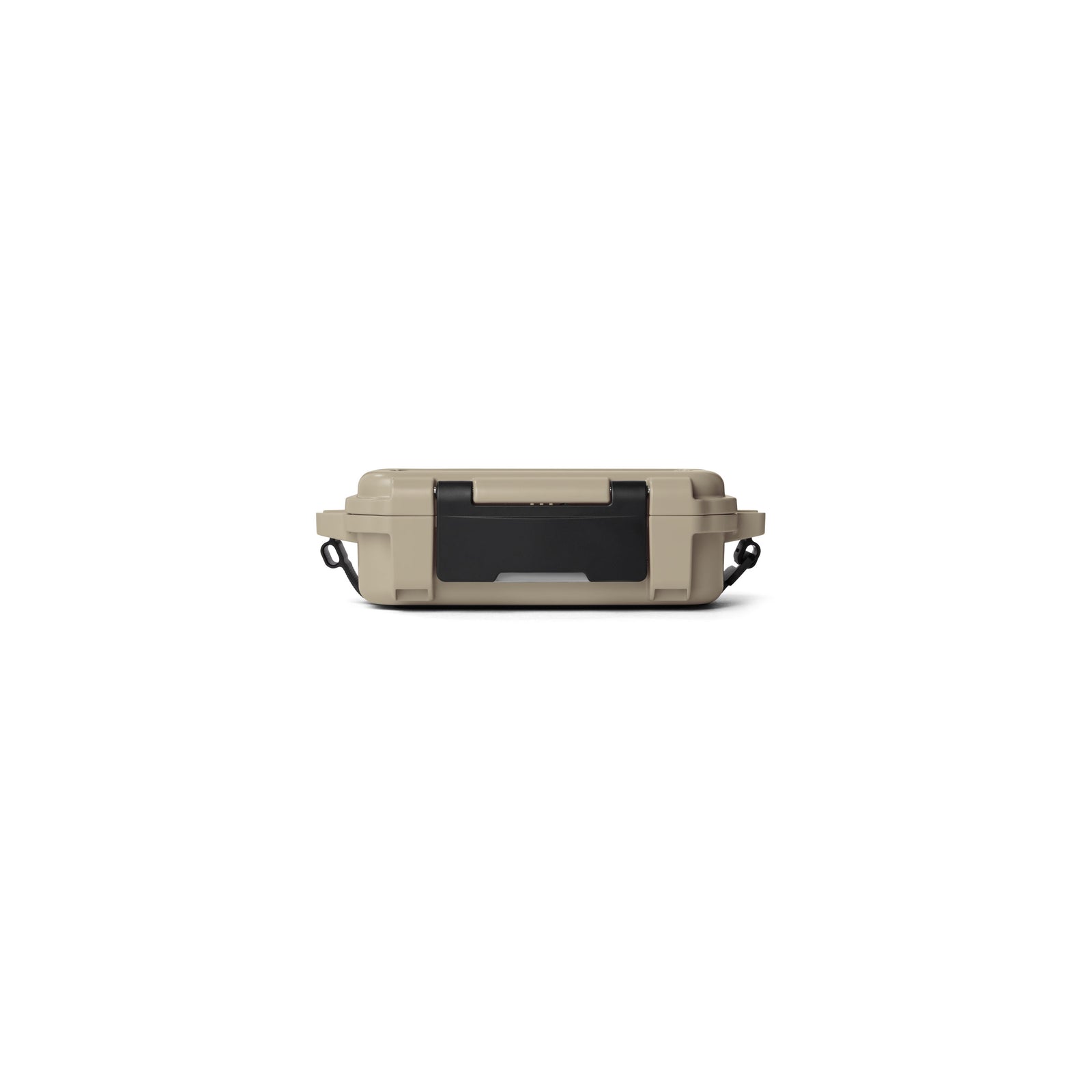 Die YETI® LoadOut GoBox 1 Ausrüstungsbox in Tan verfügt über einen schwarzen Verschluss und seitliche Schlaufen, die von vorne auf einem weißen Hintergrund abgebildet sind. Diese kompakte, robuste Box von YETI ist ideal für die Aufbewahrung von Outdoor-Ausrüstung.