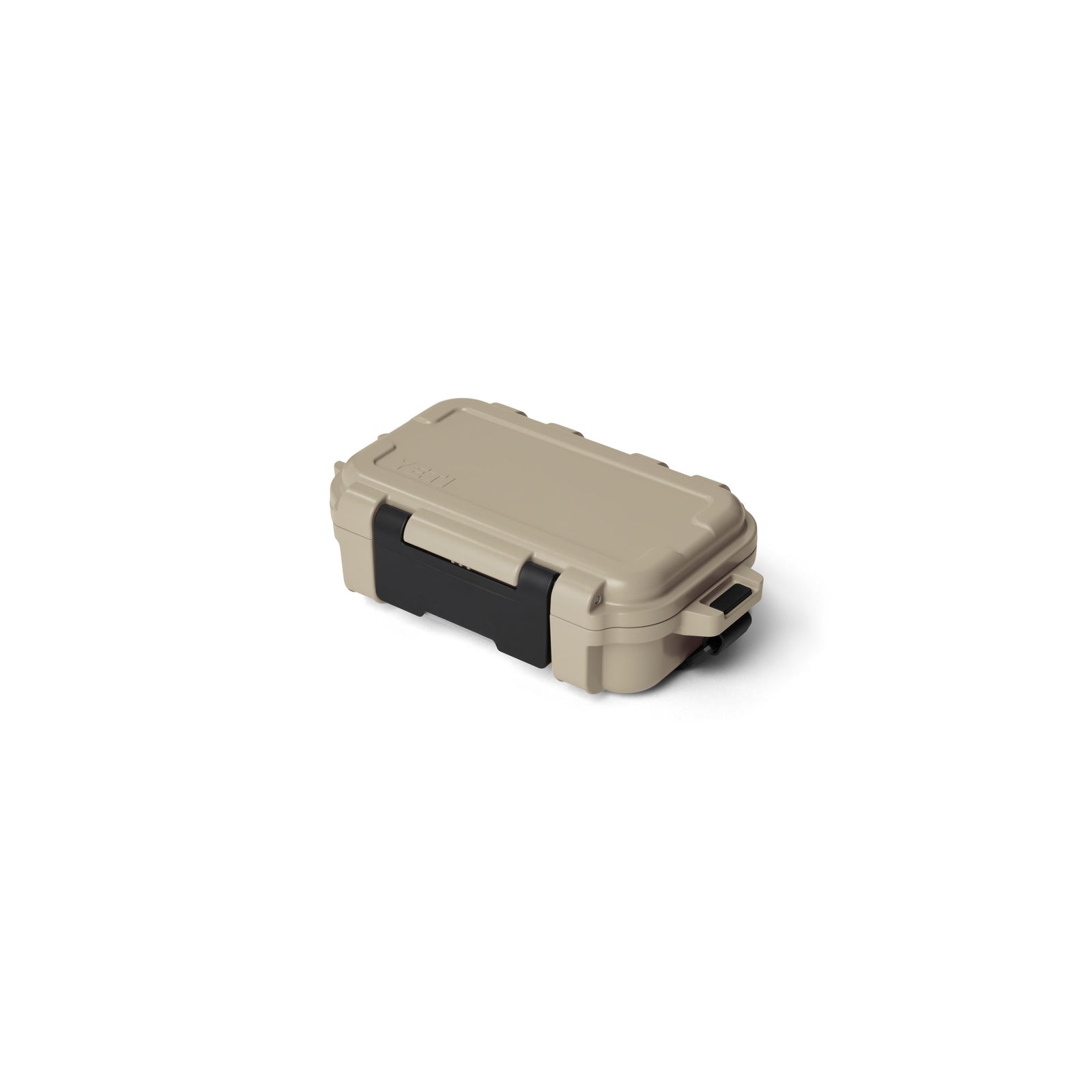 Die YETI® LoadOut GoBox 1 Ausrüstungsbox in hellbraun ist eine kleine, rechteckige Getriebebox mit abgerundeten Kanten und schwarzem Verschluss, die geschlossen auf weißem Hintergrund abgebildet ist.