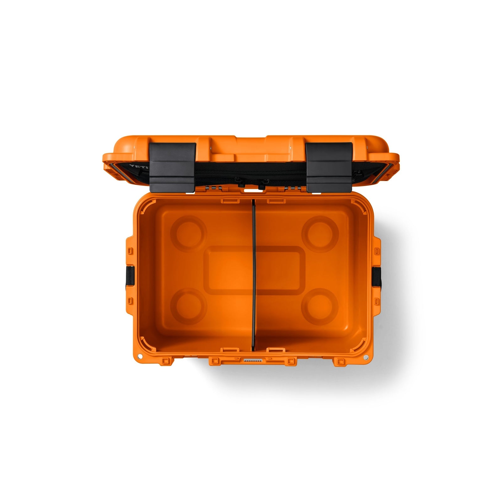 Eine Draufsicht auf die YETI® LoadOut GoBox 30 - King Crab Orange zeigt ihre Hartplastikkonstruktion, den aufklappbaren Deckel und den leeren Innenraum mit abgerundeten Ecken und geformten Fächern für eine organisierte Aufbewahrung.