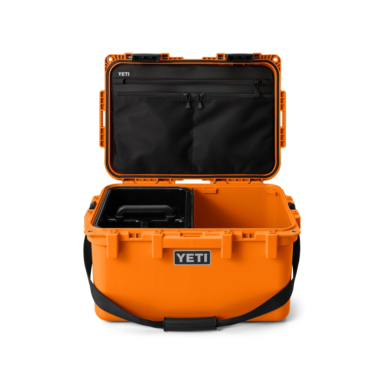 Öffnen Sie die YETI® LoadOut GoBox 30 in King Crab Orange mit schwarzem Netzdeckel mit Reißverschlusstasche, Innenfach und Schultergurt. Dieser robuste Hartschalenkoffer von YETI ist ideal für den sicheren Transport bei jedem Abenteuer.