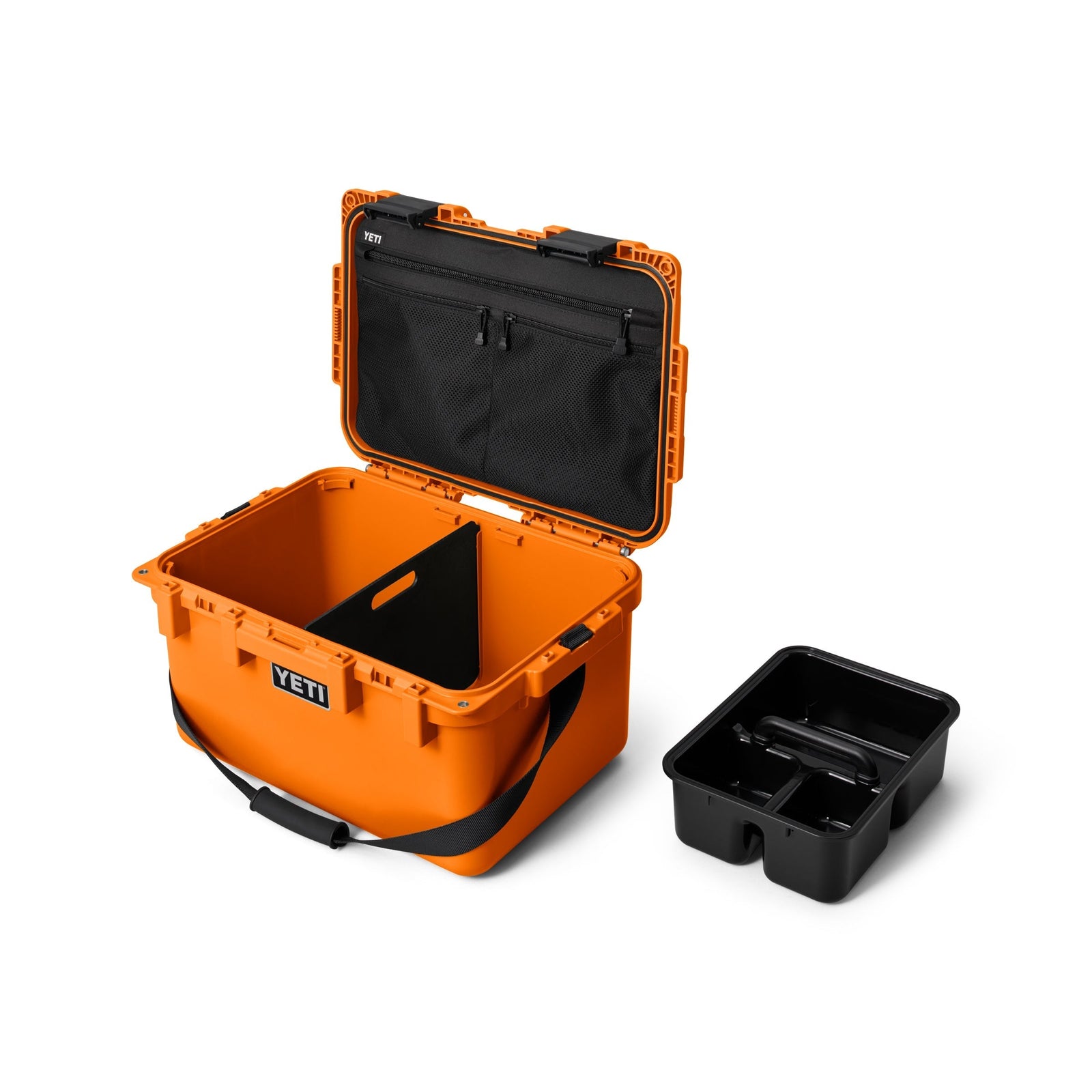 Eine offene King Crab Orange YETI® LoadOut GoBox 30 mit einer schwarzen Inneneinteilung, einem Deckelorganizer mit Reißverschlusstaschen und einem separaten schwarzen Fach für kleine Werkzeuge, dargestellt auf weißem Hintergrund.