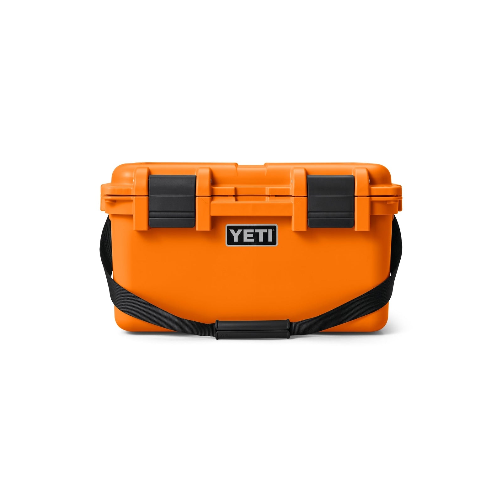 Die YETI® LoadOut GoBox 30 in King Crab Orange hat zwei schwarze Verschlüsse, einen schwarzen Schultergurt und ein YETI-Logo auf der Vorderseite, das isoliert auf weißem Hintergrund dargestellt ist.